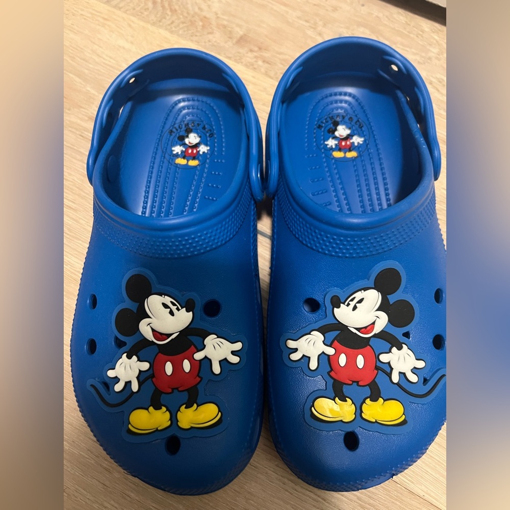 NWOT Mickey crocs M5/W7.